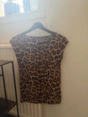 Leopardmönstrad topp - Säljer en leopardmönstrad söt topp från lager 157 som sälj pga inte kommer till användning. Använd fåtal gånger.