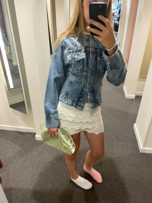 Snygg jeansjacka - Snygg blå jeansjacka från Carin Wester. Jackan är figur sydd så lite tajtare i midjan. St: 38 men ganska liten i storleken.