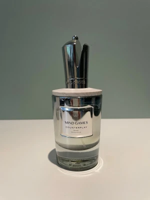 BYTE Mind Games Counterplay - Exklusiv nicheparfym från märket Mind Games, "Counterplay". Ungefär 80 ml kvar av 100 ml. Parfymen är såklart äkta och är i princip som ny och kommer med originalkartong. Endast seriösa byten accepteras. Jag byter gärna mot en annan Mind Games-parfym, men är öppen för andra dofter i samma prisklass också. Fråga på om du vill se kvittot eller har några frågor/förslag på byten! 