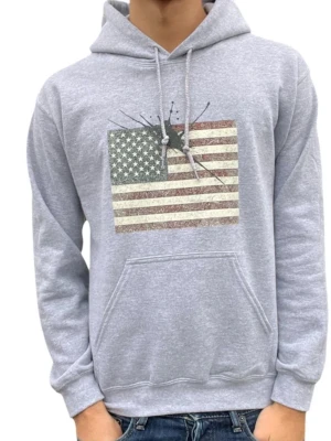 Grå hoodie med USA-flagga och tryck - Säljer en  grå hoodie med stor ficka framtill och huva med dragsko. På bröstet finns ett tryck av den amerikanska flaggan med svart färgstänk över. Perfekt för dig som gillar streetwear och vill sticka ut lite extra.om du har några frågor så kan du kontakta 