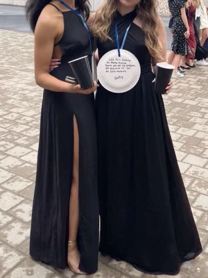 Svart långklänning med slits och öppen rygg - En gammal svart långklänning med hög slits på sidan och öppen rygg med snörning från prettylittlething