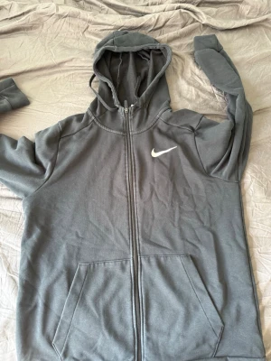 Nike zip hoodie  - Simpel svart Nike zip hoodie inget mer än de!