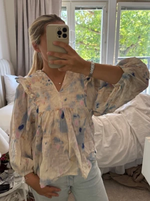 blommig blus - färgglad blommönstrad blus från indiska 💓