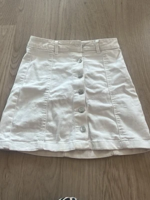 Vit jeanskjol - Säljer denna så fina vita jeanskjolen då den blivit för liten för mig. Storlek 34. Fint skick. 