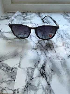 Rayban solglasögon  - Sprillans nya raybans! Go investering nu till sommarn! Vid minsta fundering kontakta oss ✔️