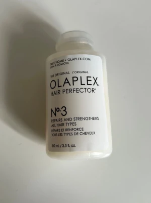 Olaplex No.3 Hair Perfector 100 ml - Olaplex No.3 Hair Perfector är en hårbehandling som stärker och reparerar alla hårtyper. Kommer i en vit plastflaska med svart text och rymmer 100 ml. Perfekt för dig som vill boosta hårets kvalitet och minska slitage.