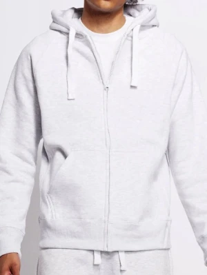Grå Russemerch  - Helt ny Grå zip up från Russemerch som jag köpte till min kille i storlek S men vart för liten, endast provat på 1 gång så den är rätt i ett nytt skick men tyvärr utan prislappen som blev riven av. Priset kan inte diskuteras om.