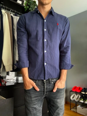 Ralphlauren linneskjorta - Säljer denna riktigt snygga linneskjorta från Ralph lauren. Den är använt ett par gånger så skicket är fof mycket fint. Det är ett väldigt tunt material. Storleken är M men sitter mer som en S. Skriv vid fler frågor eller bilder.