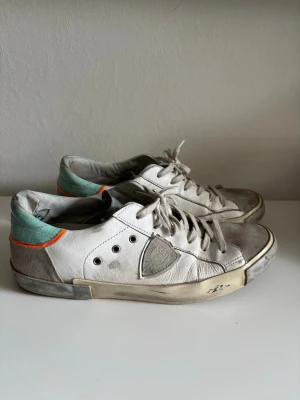 Phillipe model prsx sneakers  - Phillipe model sneakers i använt skick fast fungerar fortfarande hyfsat bra. Alla slitage, märken osv syns inte vid användning - de är lite slitna på hälen där lite material har lossnat samt under skon har lite lossnat men det förekommer på alla sånna här Phillipe model skor. Nypris~ 3600kr sjävklart äkta! ✅ hör av dig vid några funderingar 😁