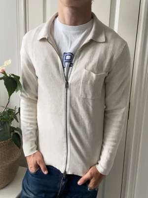 Selected zip - På plick Live 11 Juni 17.00  - Selected zip - sjukt snygg. Inga defekter! Modellen i bilderna är 180 cm 75 kg och bär Storlek S , Kom med frågor! 🌟 (Kan gå ned i pris vid köp av paket 😉) 