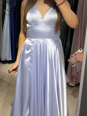 Ljuslila balklänning från ivory fields  - En jättefin balklänning från ivory fields⭐️Klänning som används för andra speciella tillfällen också! Använd en gång💞Skulle säga att den är som ny! Köpt för 2500, säljer för 2000! Pris kan diskuteras😊