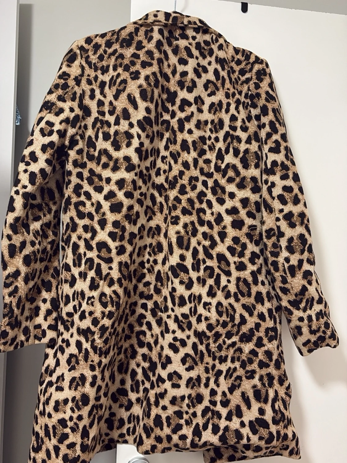 Leopardmönstrad fuskpälsjacka - 1