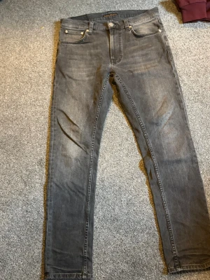 Svarta slim fit jeans från Nudie Jeans - Säljer ett par svarta slim fit jeans från Nudie Jeans 