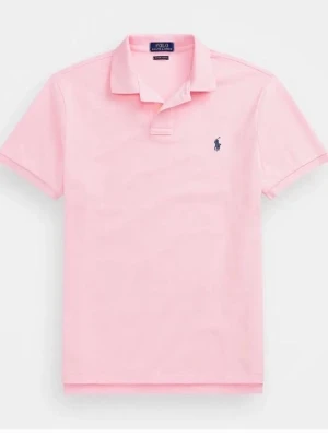 Rosa pikétröja från Ralph Lauren - Säljer en ljusrosa pikétröja från Ralph Lauren med klassisk krage och korta ärmar. Tröjan har den ikoniska broderade loggan på bröstet och är gjord i mjuk bomull. Perfekt för en clean och stilren look.