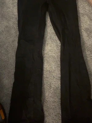Svarta bootcut jeans från Gina! - Säljer ett par svarta bootcut från Gina! Säljer pågrund av att jag har fult i garderoben 😅 byxorna är i storlek 38 men kunde lätt passa som 36 skriv om ni har några frågor!🤗