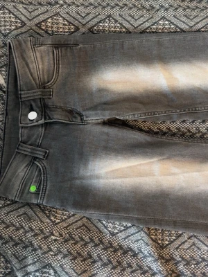 Kvarg jeans  - Snygga kvarg jeans som är extremt lågmidjade. Passar någon som är mellan 155-165 ungefär. Storlek 23/30!🥰 Pris kan diskuteras vid snabb affär. Inga defekter alls! Som nya.