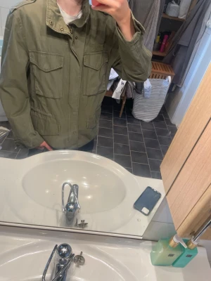 Dobber fieldjacket - Säljer en mörkgrön jacka från Dobber som passar riktigt bra året om😁.       Strl: M      Pris: 519kr        Skriv privat vid minsta fundering🤩