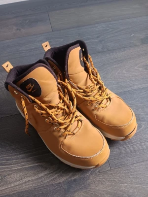 Nike kängor  - Snygga bruna kängor från Nike . Använda gåtaö gånger 