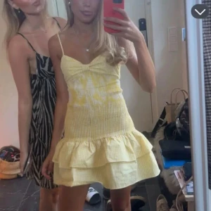 Klänning - Säljer denna populära zara klänningen, den är i storlek L men passar xs/s också då den är töjbar, skriv vid fler bilder eller frågor💕