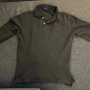 Långärmad Ralph lauren pike  - Långärmad piké från Ralph lauren i storlek xs| 8/10 i skick billigare vid snabb affär