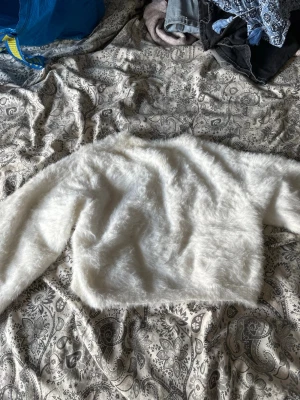 Vit fluffig stickad tröja från Shein - Supermjuk och fluffig vit stickad tröja från Shein. Tröjan har lång ärm och är tillverkad i polyester, perfekt för dig som gillar en cozy och trendig look. Passar dig som vill ha något extra mysigt till garderoben.