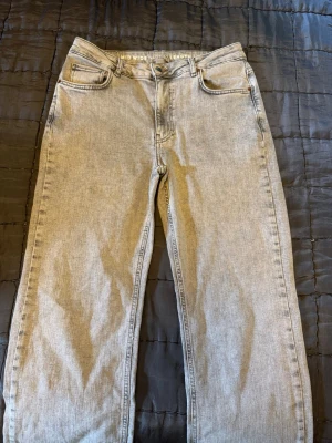 Jeans  - Säljer ett par gråa jeans eftersom dom är för stora och inte använda! Mycket bra skick. Storlek Waist 32. Length 32 mid waist 