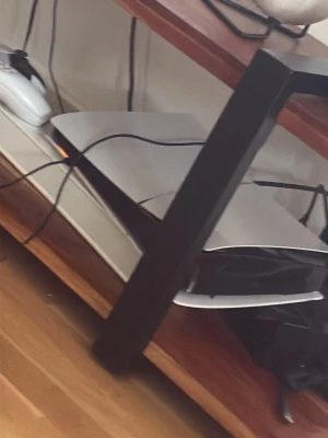 PlayStation 5  - Säljer en PlayStation 5 från Sony i snygg vit och svart design. Konsolen har en futuristisk form och är tillverkad i plast. Perfekt för gaming och underhållning, med kraftfull prestanda och stöd för de senaste spelen.