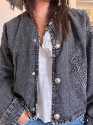 Jeans jacka  - En kort jeansjacka från H&M i storlek S. Den är knapp använd. 🤗