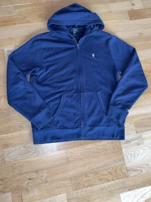 Ralph Lauren zip hoodie - Tja, säljer nu min Ralph Lauren zip hoodie då den inte längre passar. Den är i storlek 18-20 vilket motsvarar smal till medium. Tröjan har inga stora tecken på slitage och användning. Hör av er vid frågor!