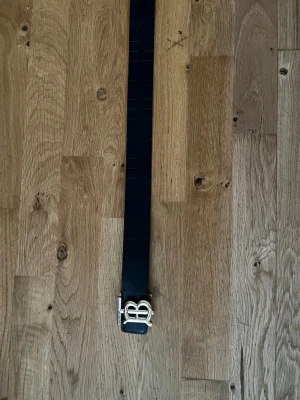 B bälte med 2 sidor - Säljer ett snyggt B bälte med 2 sidor