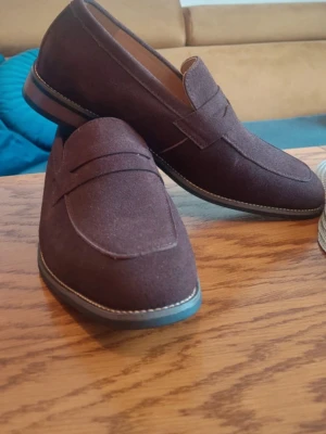 Penny loafers  - Riktigt sjyssta penny loafers i färgen brun. Använda 2 gånger och är i ett väldigt bra skick (8/10) ✅ bara att höra av sig vid frågor och priset är inte hugget i sten ! 