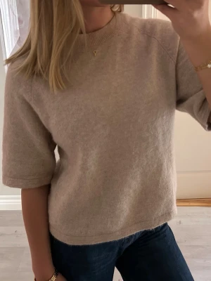 Beige stickad tröja  - Mysig beige stickad topp från &Other stories i alpacka blandning. Strl S💗