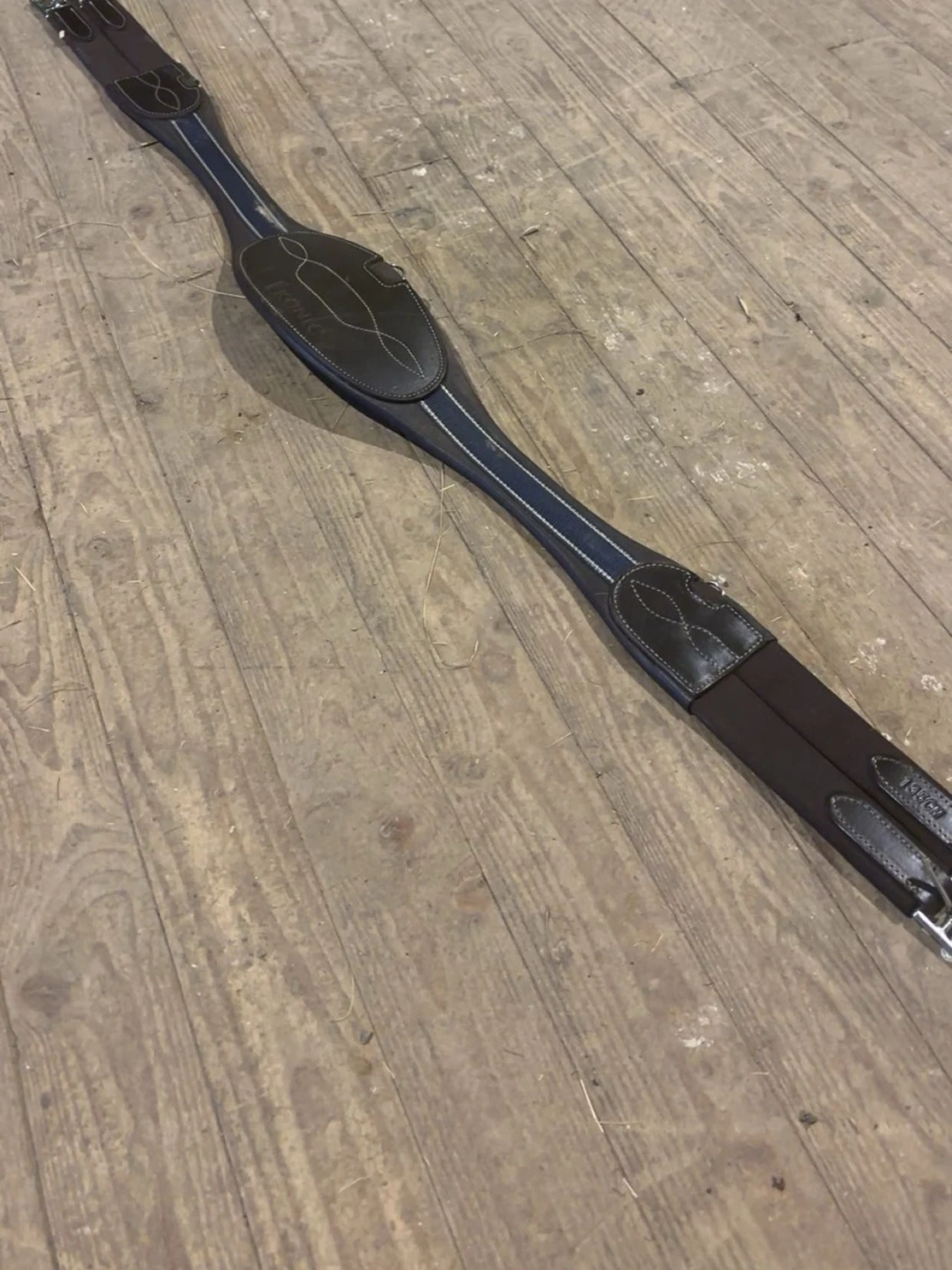 Mörkbrun sadelgjord från Ikonic
