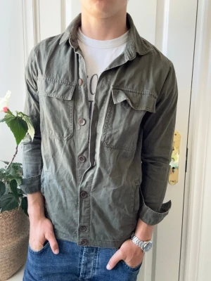 Grön overshirt  - Grön overshirt, lite ostruken. Himla snygg, Inga defekter! Modellen i bilderna är 180 cm 75 kg och bär Storlek S , Kom med frågor! 🌟 (Kan gå ned i pris vid köp av paket 😉) 