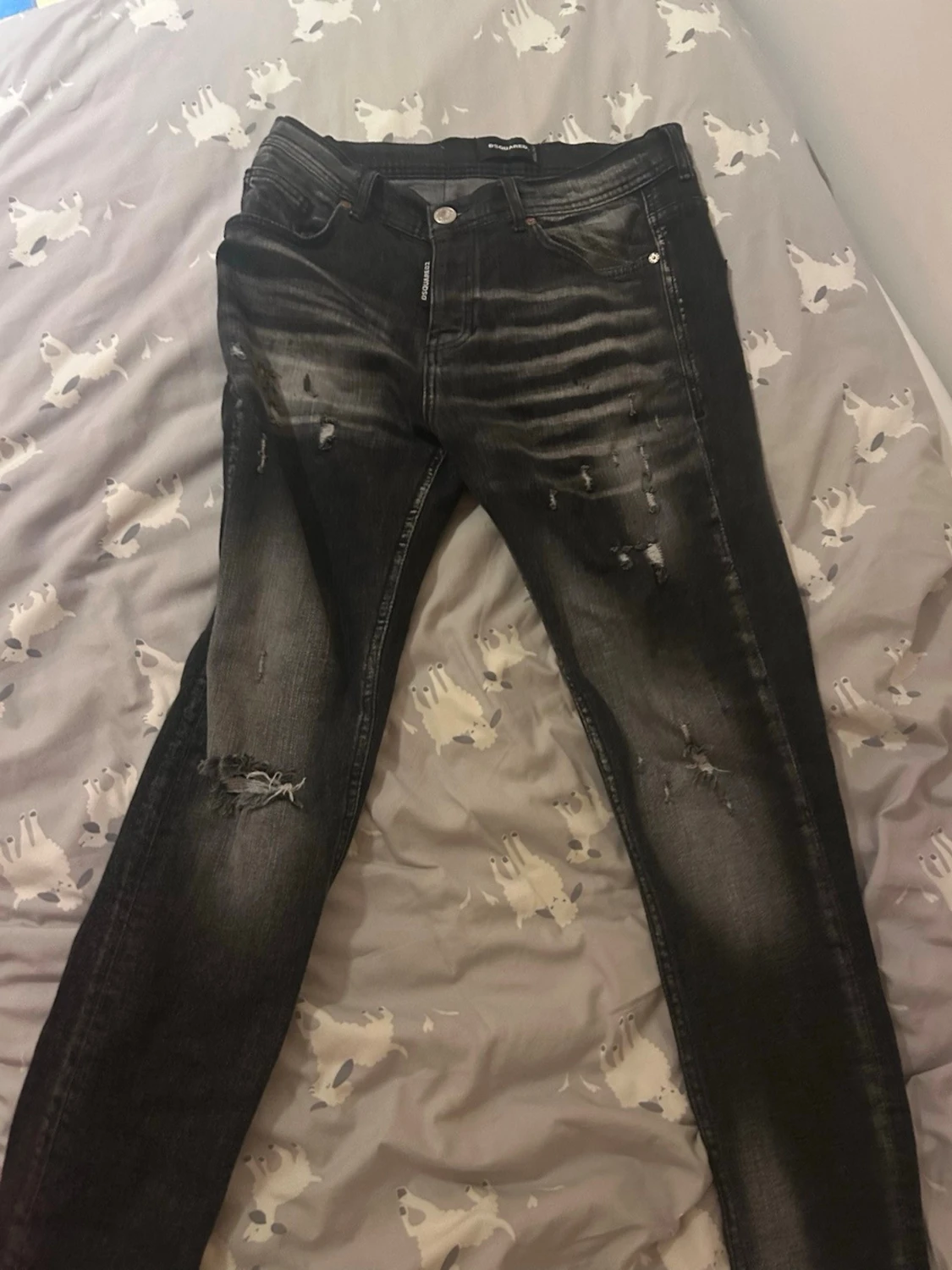 Svarta slitna jeans med skinny fit