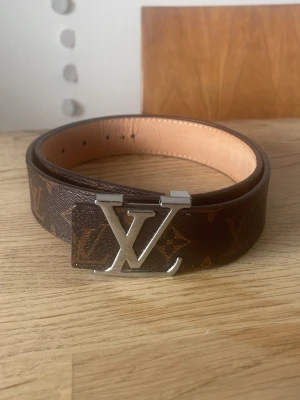 L V bälte  - .säljer detta bälte då de ej är min stil längre, mycket fräscht och sitter bra