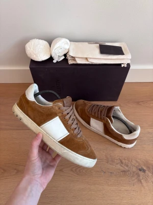 VALENTINO GARAVANI FLYCREW BEIGE - Valentino Garavani Flycrews Beige | Storlek: 42,5 | Skick: Bra skick. Mockan och lädret på utsidan är i princip orört. En nit saknas på vardera sko (alla andra nitar är kvar) – syns på bilderna | Ingår: Endast skor (inget OG ingår) | Vill du ha fler bilder eller mer info, skicka gärna DM så löser jag det