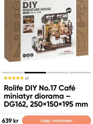 Rolife DIY miniatyr café  - Nypris: 640kr, hör av er vid intresse - pris kan diskuteras! 🩷från panduro, endast öppnad och påbörjad några få fönster, annars helt oanvänd med allt innehåll kvar. ”Byggsats för ett detaljerat miniatyr café i trä och plast från Rolife. Innehåller möbler, dekorationer och små tillbehör som skapar en mysig kafémiljö. Perfekt för dig som gillar pyssel och inredning i miniformat. Mått: 250x150x195 mm.”