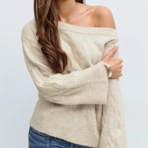 Beige offshoulder stickad tröja - Säljer en skit snygg stickad tröja från Gina Tricot , den är aldrig använd och prislappen sitter kvar. Säljer då jag råka köpa två likadana. Skriv för bilder eller frågor 💕storlek M men passa mig som brukar ha S !