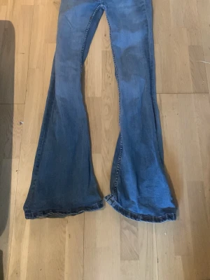 Lager 157 jeans- ingen storlek står men 11-12 - 11-12 jeans från lager, de är flare och high rise så de får säljas