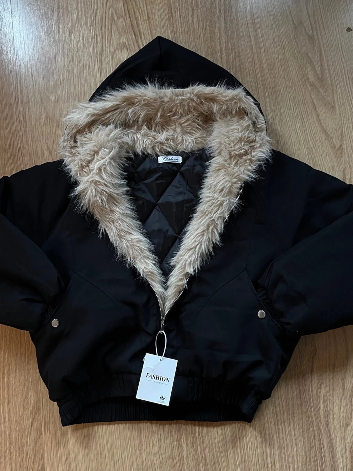 Svart pufferjacka med fuskpäls