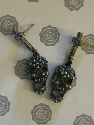 Svarta döskalleörhängen med stenar - Rock by sweden örhängen