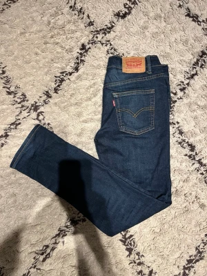 Levi's 512 Slim Taper  - Säljer ett par Levi's 512 Slim Taper jeans i mörkblå. Storlek 152cm, säljer eftersom försmå. 