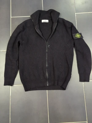 Stone island zip - Nu är det dax att sälja min stone island zip då jag inte har någon användning utav den:)