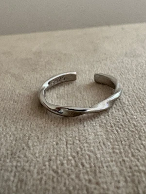 Handgjord Silver 925 Sterling Ring - Minimalist,  Twisted Wire - Justerbar  - Handgjord Silver 925 Sterling Ring - Minimalist, Twisted Wire   - Material: Äkta Sterling Silver (925-silverstämpel)   - Design: Handgjord, Minimalist, Twisted Wire - Passar: Kvinna – justerbar/bekväm passform   - Skick: Helt ny   - Frakt: Alltid snabb leverans   💫 Se även mina övriga annonser för fler stilrena silverringar. Mängdrabatt tillämpas 💫