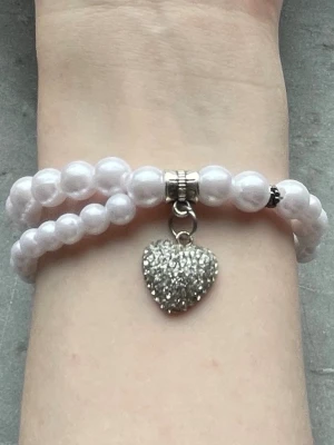 Armband med hjärta  - Handgjort armband med silverfärgat hjärta💕