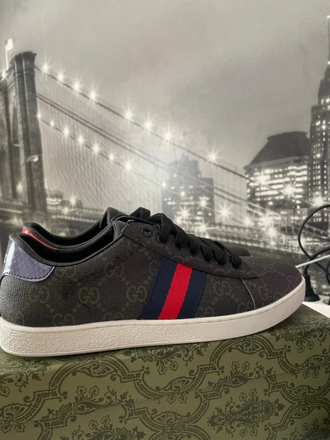 Gucci svarta sneakers med röd/blå detalj - 1