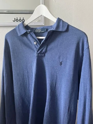  Långärmad pikétröja Ralph Lauren - Snygg långärmad pine ifrån Ralph Lauren. Enkel att styla och jäkligt snygg. Perfekt nu till våren och till sommaren som kommer. Kan ha kragen nere eller uppe. stl S. Snabbare köp=bättre pris!