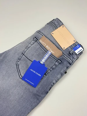Jacob Cohën Bard Jeans - Jacob Cohën Bard Jeans | Modell: Bard | Slim fit | Skick: helt nya | Nypris: 5499+ kr | Storlek: W31 | Hör av dig vid minsta fundering eller fråga 📦