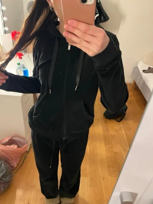 Mjukis set - Hej jag säljer detta mysiga mjukis set från Gina tricot. Både tröjan och byxorna är i storlek S. Säljer båda för 100 eller en för 50😊